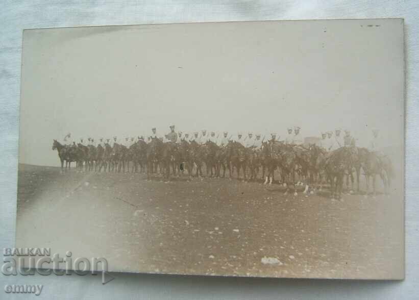 Fotografie veche de război - cavaleriști, ofițeri în uniforme pe cai