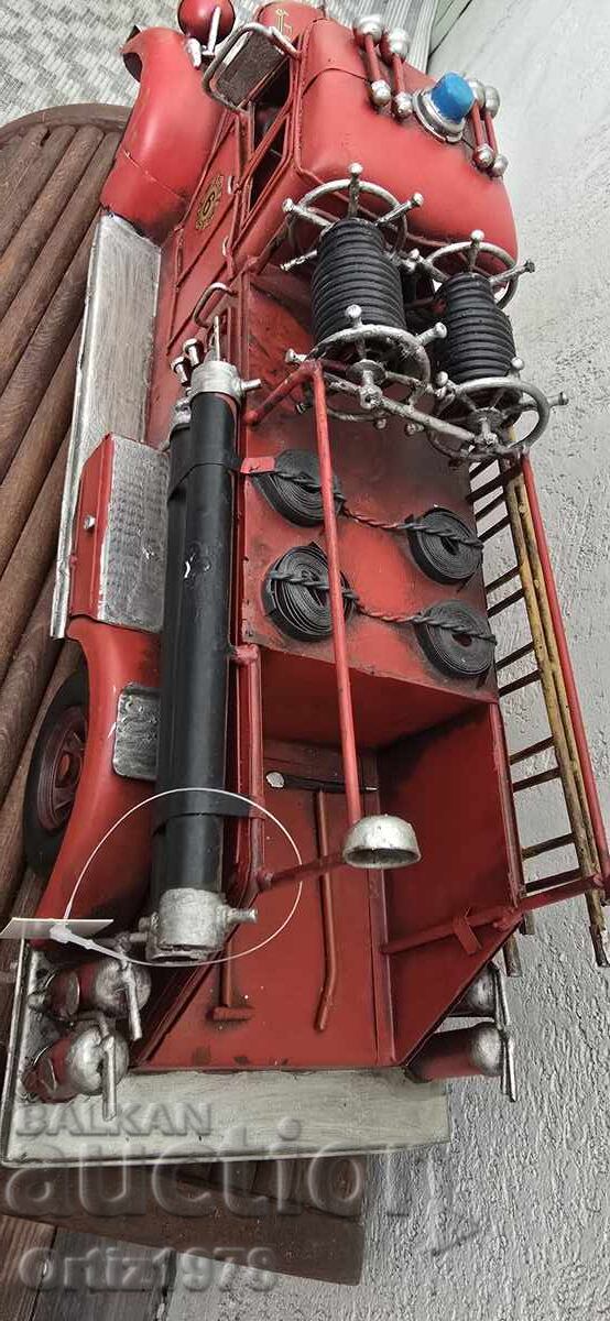 Licitație Mare pompieră metalică cu etichetă. Nouă. 50cm Licitație Mare pompieră metalică cu etichetă. Nouă. 50cm
