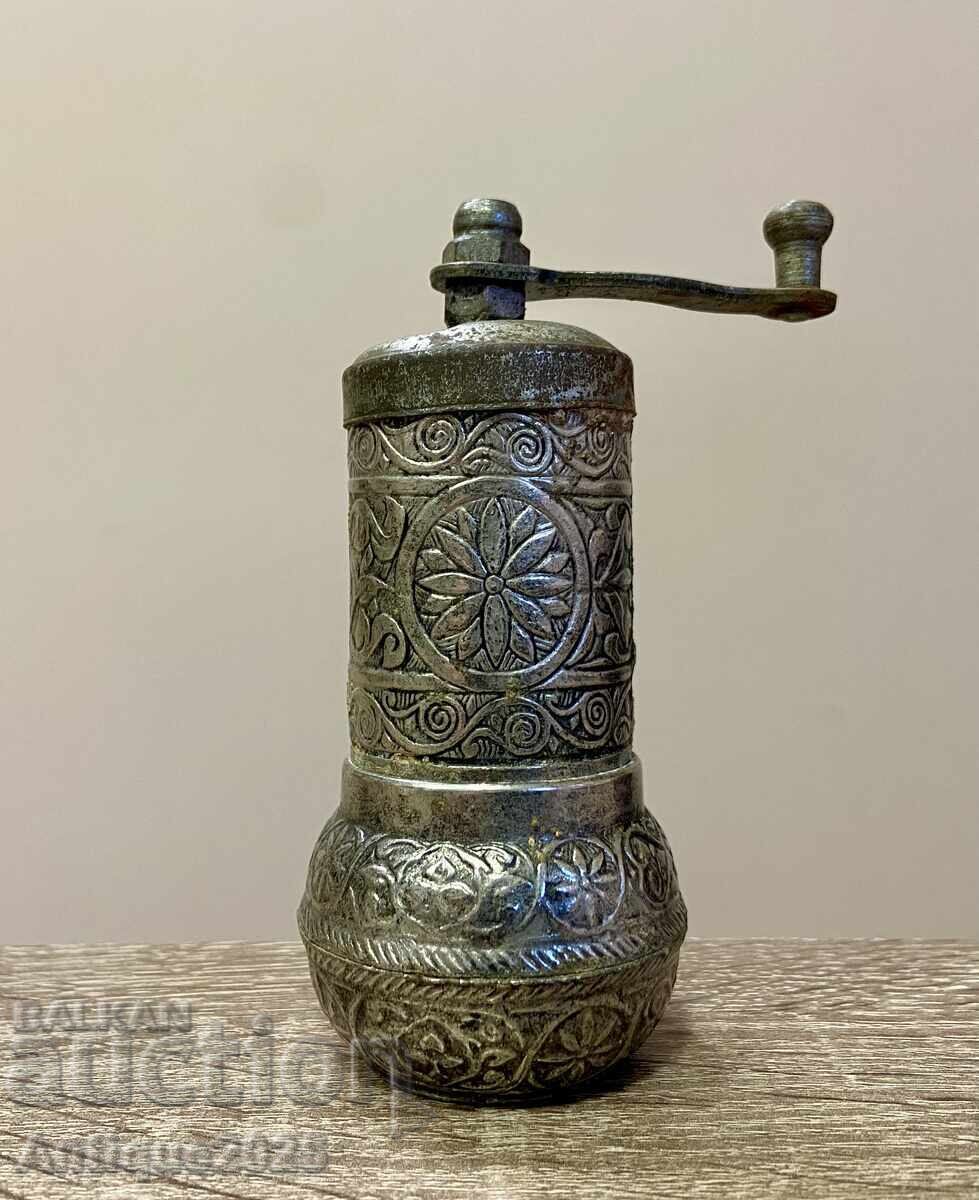 Veche râșniță de cafea/condimente orientală manuală