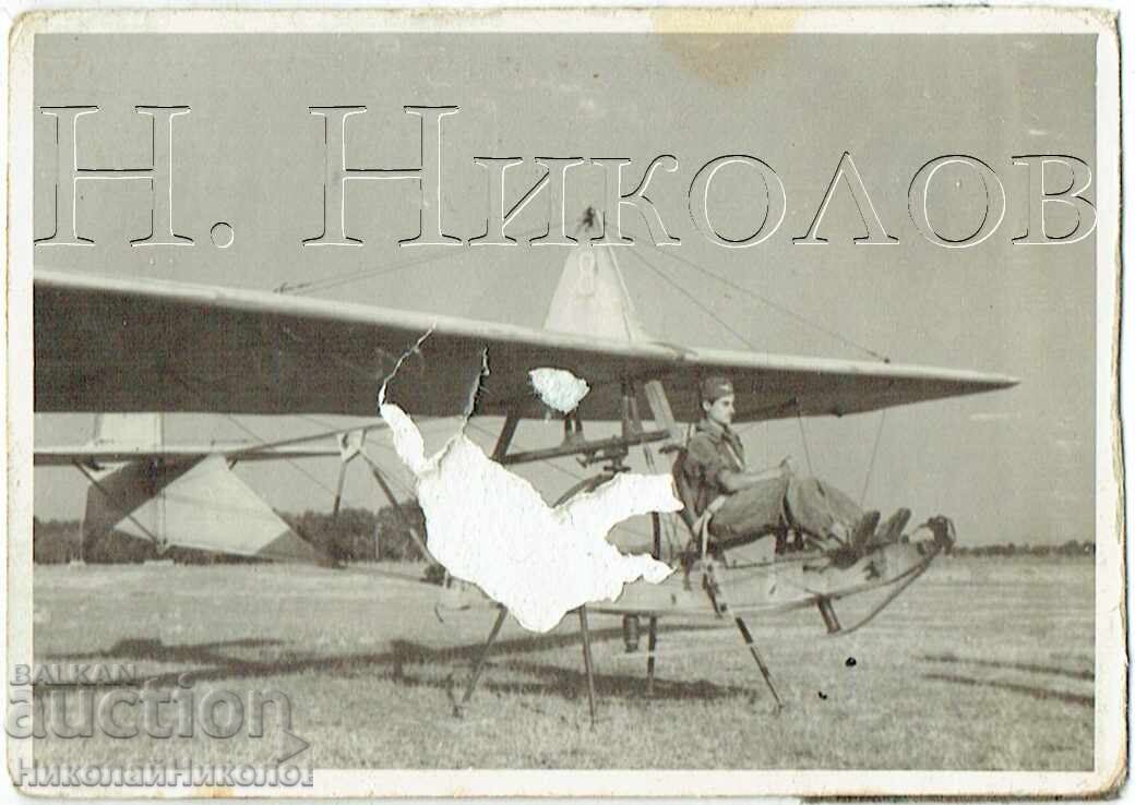 ΜΙΚΡΗ ΠΑΛΙΑ ΦΩΤΟΓΡΑΦΙΑ ΑΕΡΟΔΡΟΜΙΟΥ ΑΝΕΛΙΚΟ ΠΤΗΝΟ Ζ281