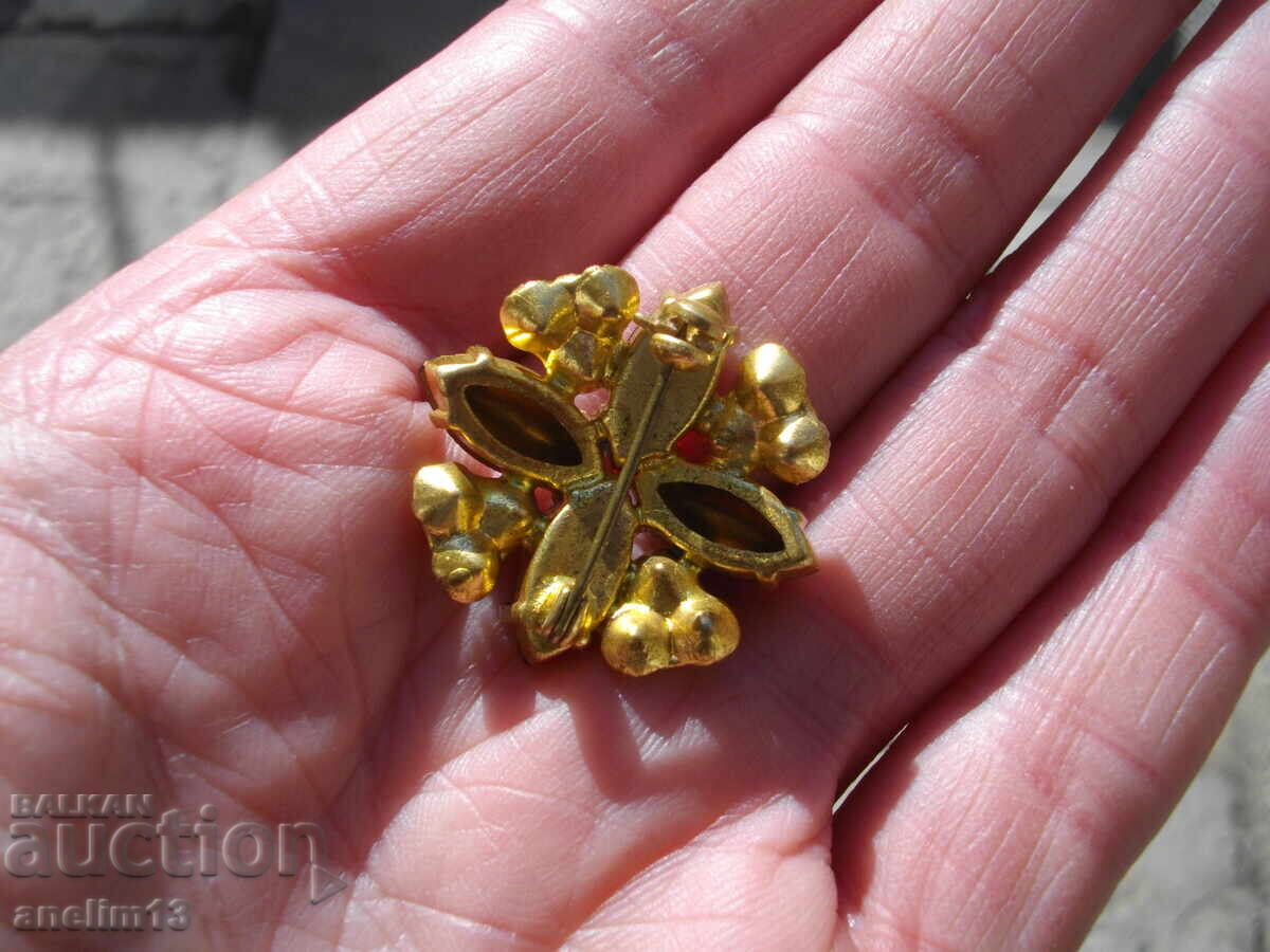 Livrarea O broșă veche aurită Livrarea O broșă veche aurită