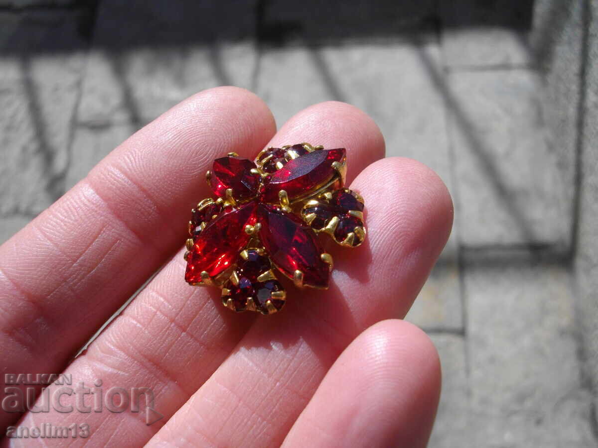 O broșă veche aurită O broșă veche aurită