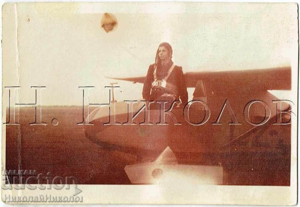 1952 FOTOGRAFIE MICĂ VECHE AERODROMUL MUSACEVO AVION PILOT J283