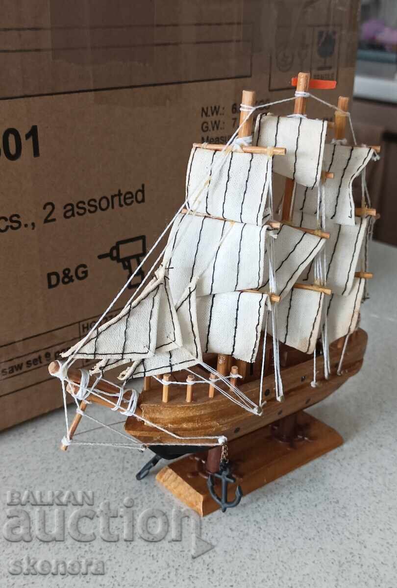 Παλιό μικρό ξύλινο πλοίο με τιμή € 9.00 | 17.60 BGN