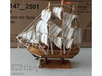 Стар малък дървен кораб