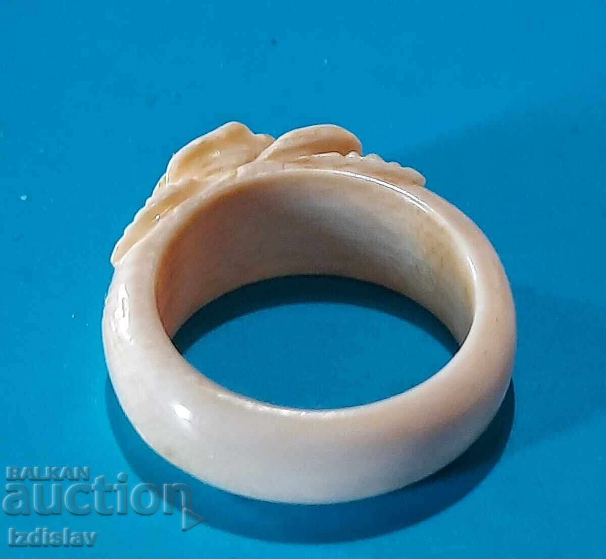 Livrarea Inel din os cu motive florale Livrarea Inel din os cu motive florale