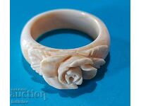 Δαχτυλίδι από κόκκαλο με floral μοτίβα