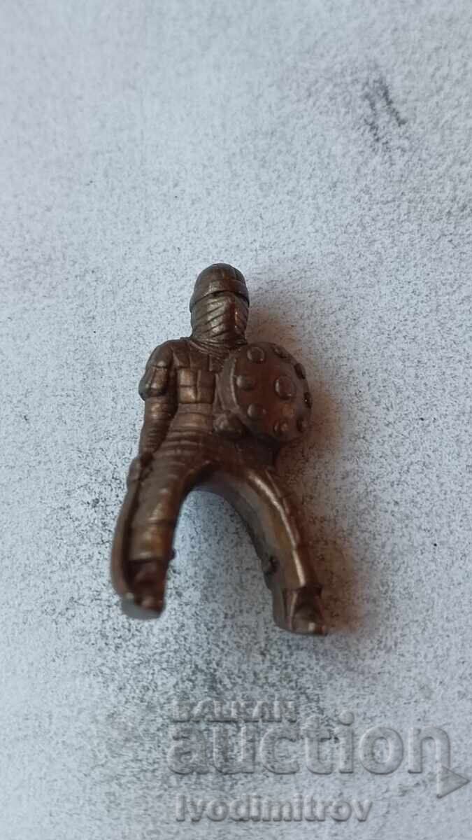 Μεταλλική φιγούρα από σοκολατένιο αυγό Ιππότης με στρογγυλή ασπίδα