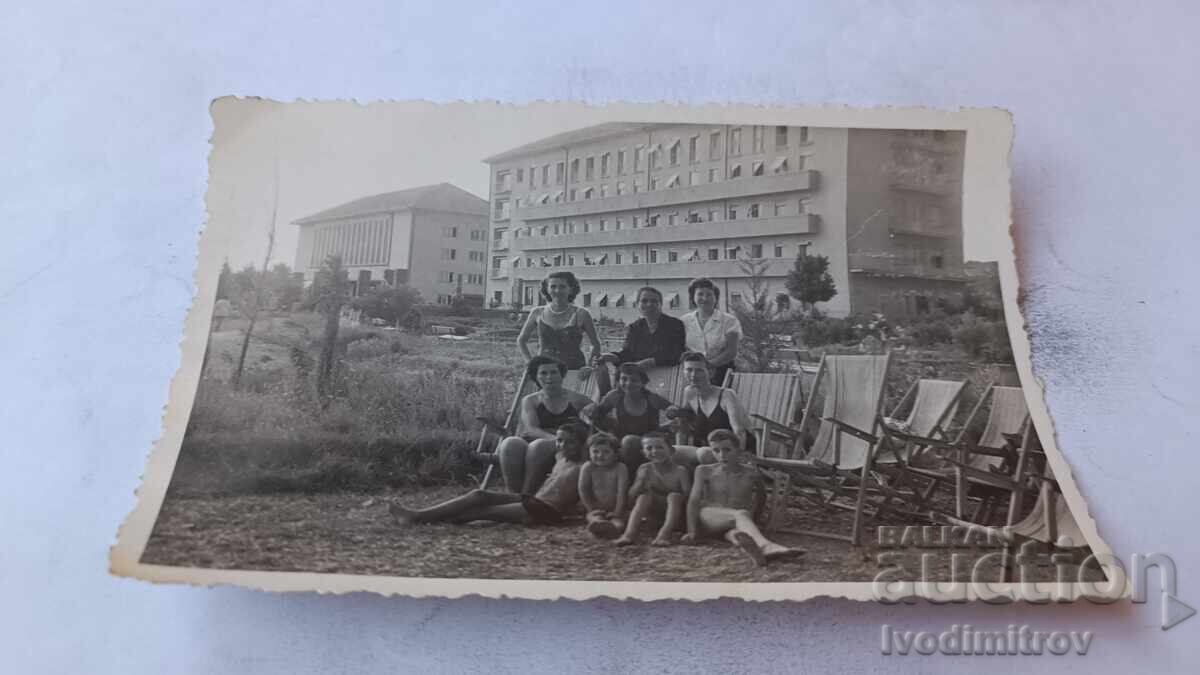 Φωτογραφία Οχρίδα Γυναίκες και παιδιά σε ξαπλώστρες στο λιβάδι 1956 Φωτογραφία Οχρίδα Γυναίκες και παιδιά σε ξαπλώστρες στο λιβάδι 1956