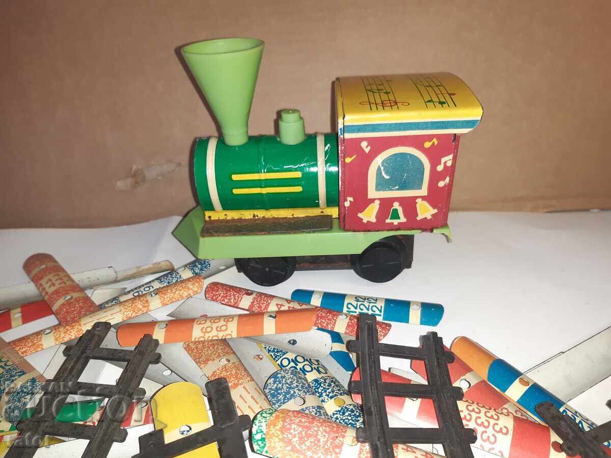 Jucărie mecanică veche TREN MUZICAL cu șine URSS cu preț € 9.99 | 19.54 BGN Jucărie mecanică veche TREN MUZICAL cu șine URSS cu preț € 9.99 | 19.54 BGN