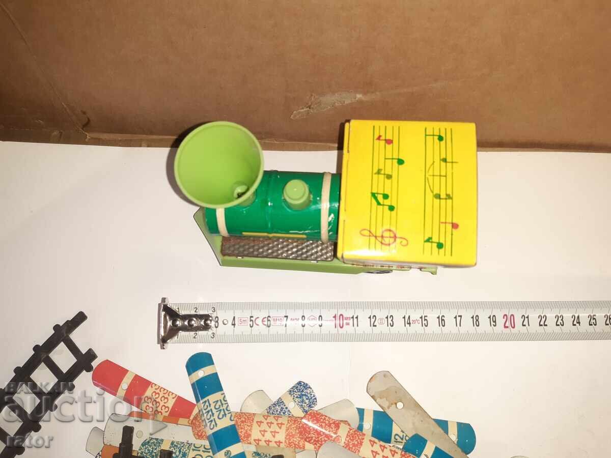 Licitație Jucărie mecanică veche TREN MUZICAL cu șine URSS Licitație Jucărie mecanică veche TREN MUZICAL cu șine URSS