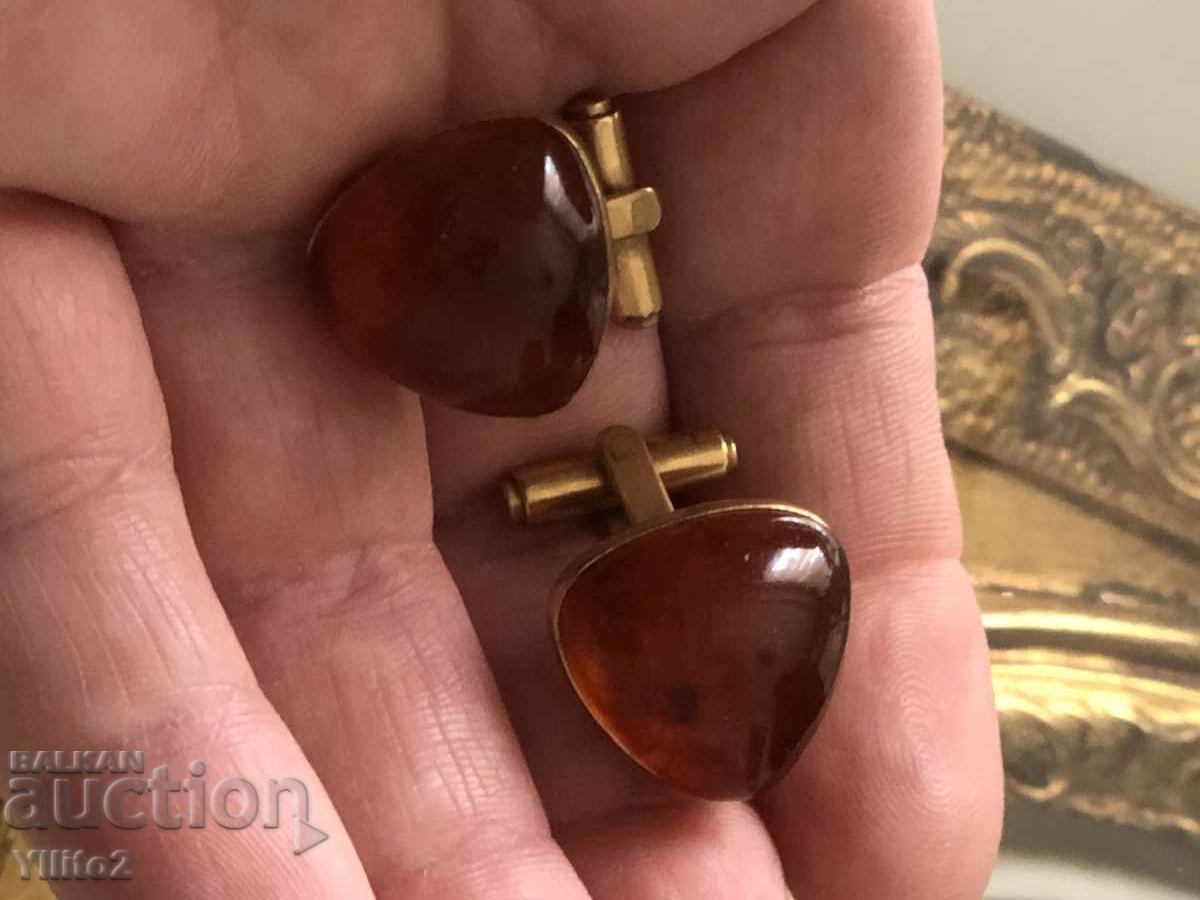 Butoni de chihlimbar cu aurire cu preț € 20.00 | 39.12 BGN Butoni de chihlimbar cu aurire cu preț € 20.00 | 39.12 BGN