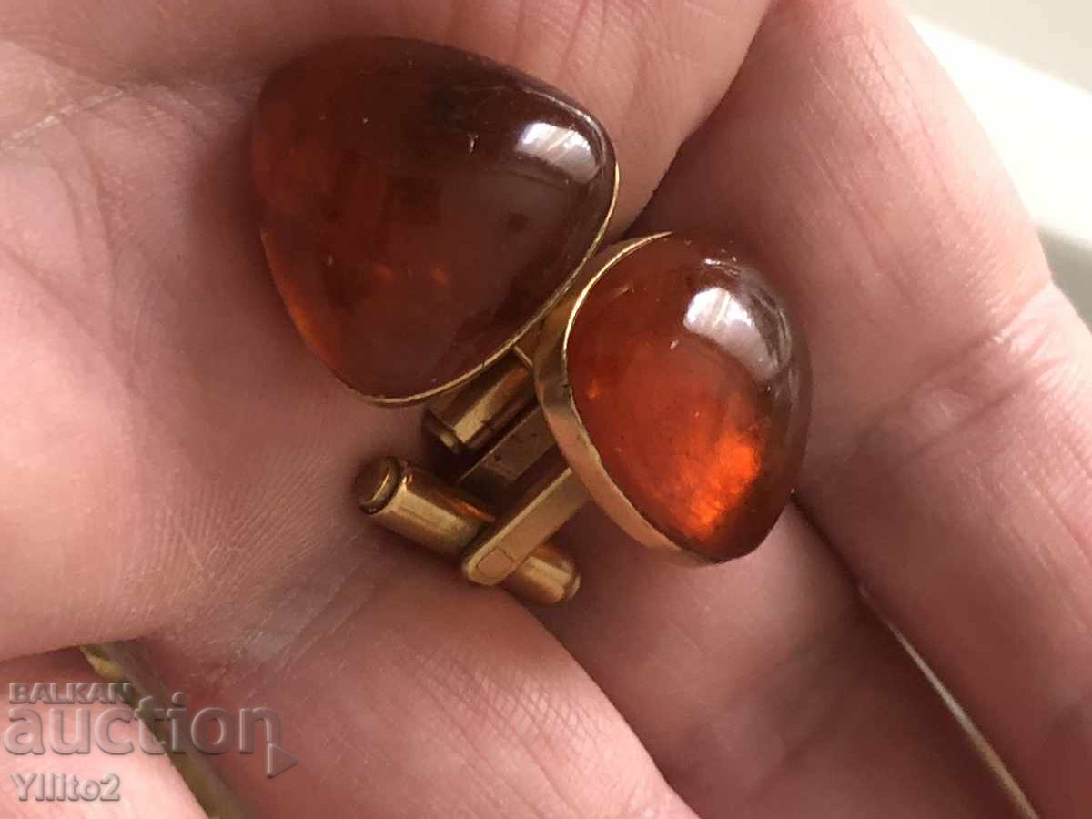 Livrarea Butoni de chihlimbar cu aurire Livrarea Butoni de chihlimbar cu aurire