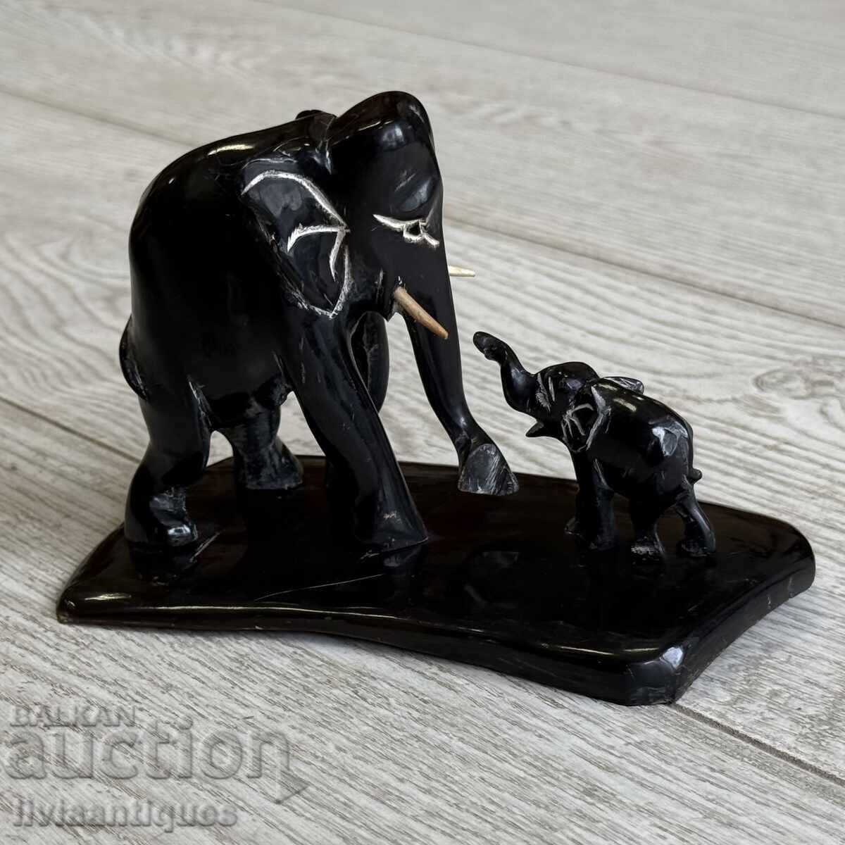 Figurină Elefanti cu preț € 80.00 | 156.47 BGN