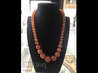 Колие от кехлибар бакелит