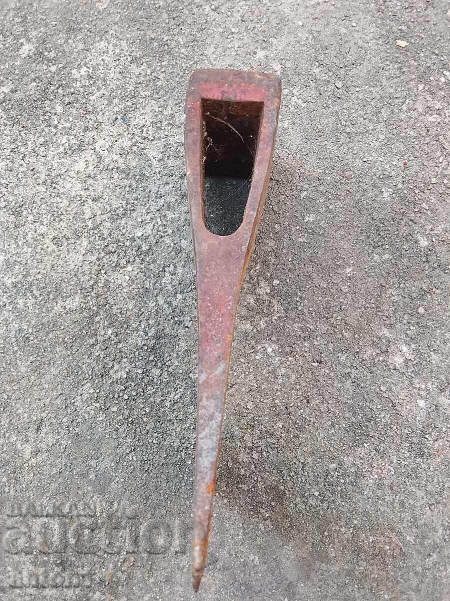 Ενα τσεκούρι με τιμή € 22.00 | 43.03 BGN