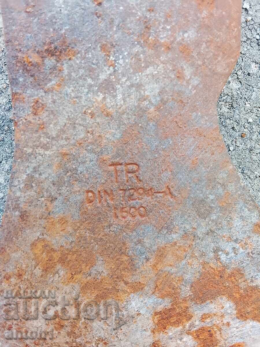 Δημοπρασία Ενα τσεκούρι