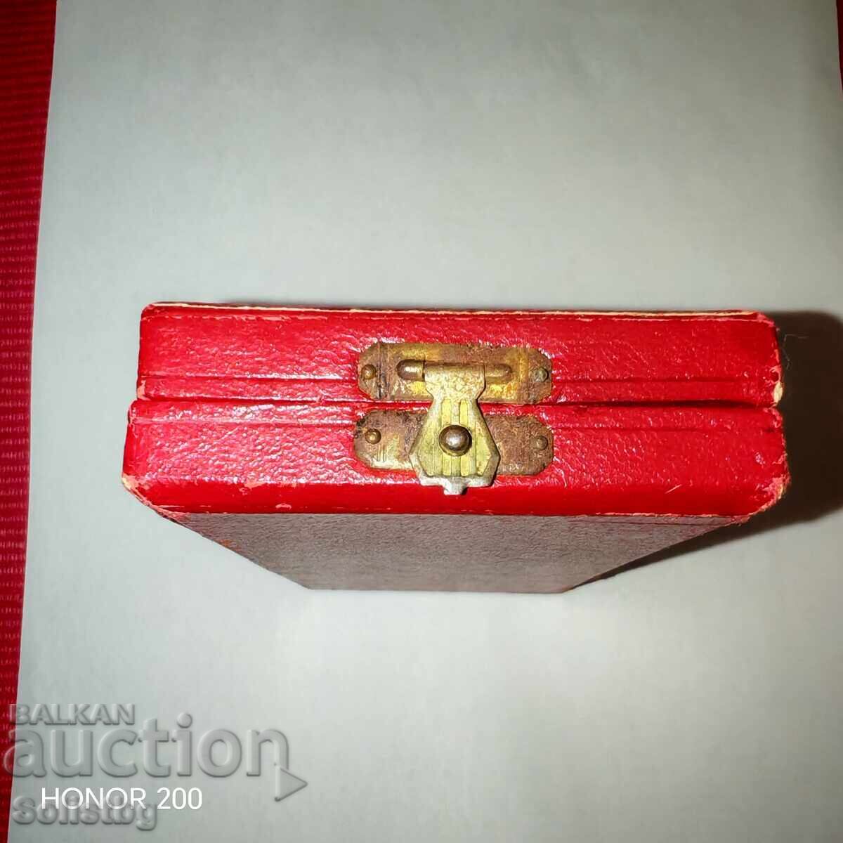 Licitație Cutie rară pentru ordinul pentru merit militar clasa a 5-a cu coroană Licitație Cutie rară pentru ordinul pentru merit militar clasa a 5-a cu coroană