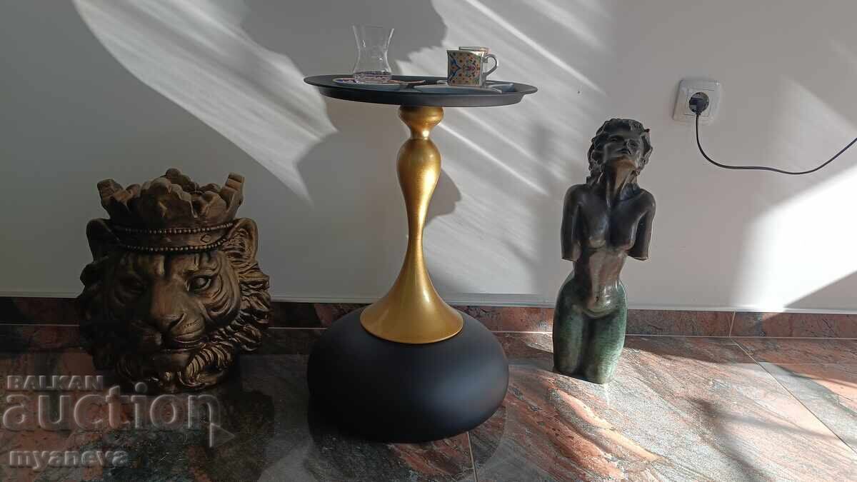 Auction  Metal, side table in gold and black