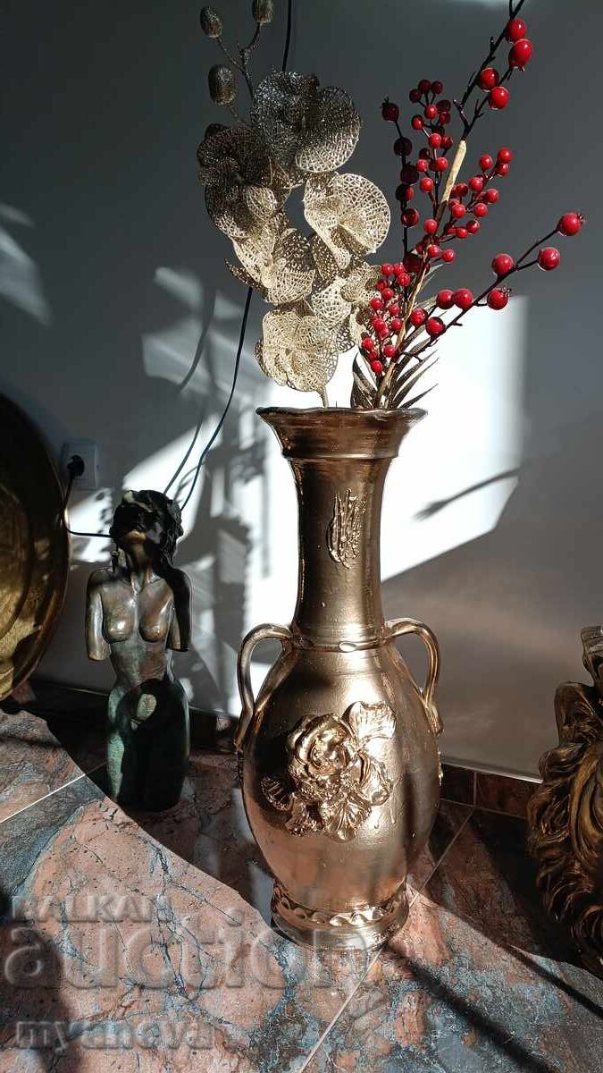 Παράδοση Κεραμικό, στιβαρό βάζο σε χρυσό χρώμα με έμφαση τριαντάφυλλο Παράδοση Κεραμικό, στιβαρό βάζο σε χρυσό χρώμα με έμφαση τριαντάφυλλο