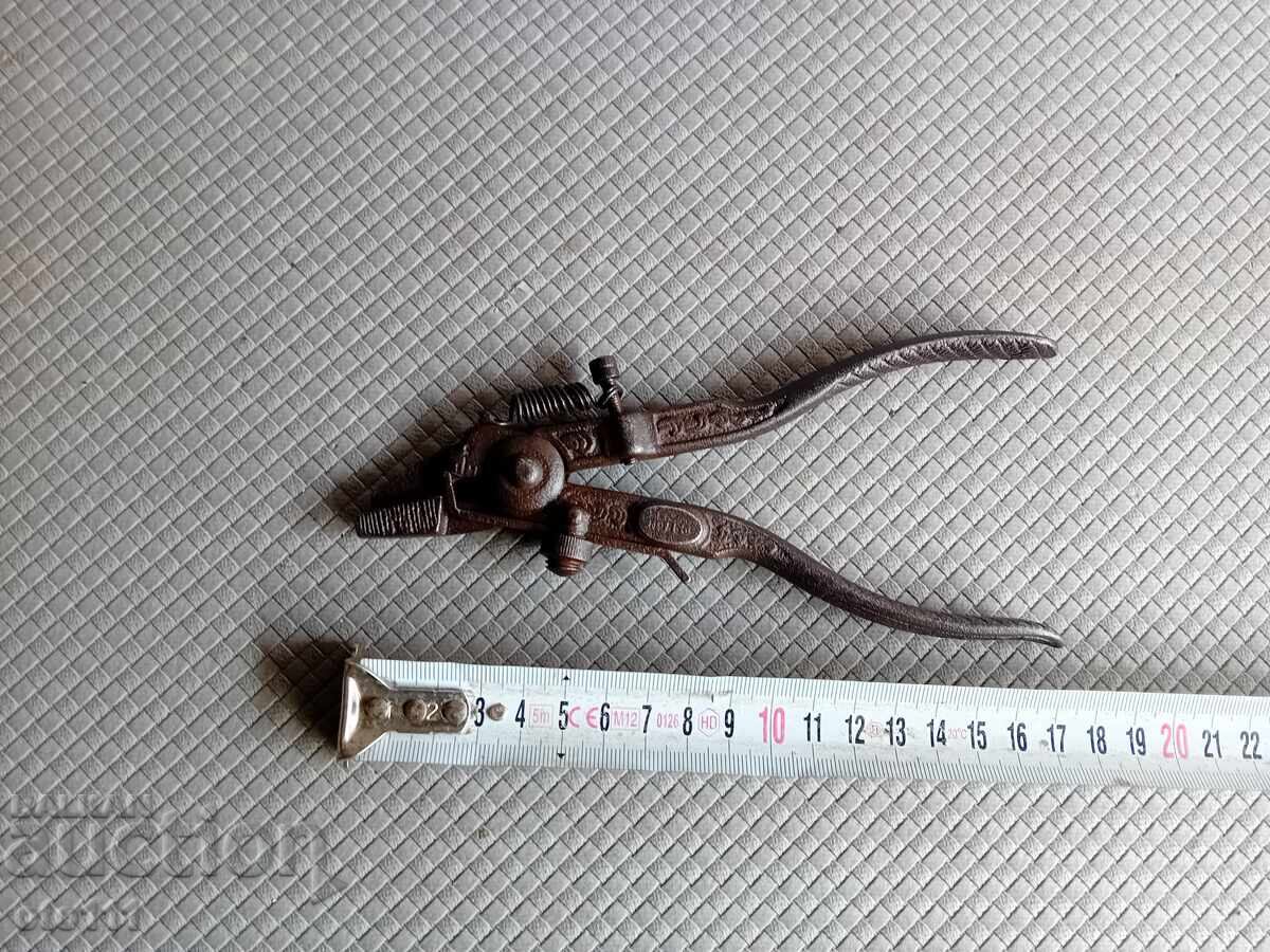 СТАРИ КЛЕЩИ ЗА ЧАПРАЗ