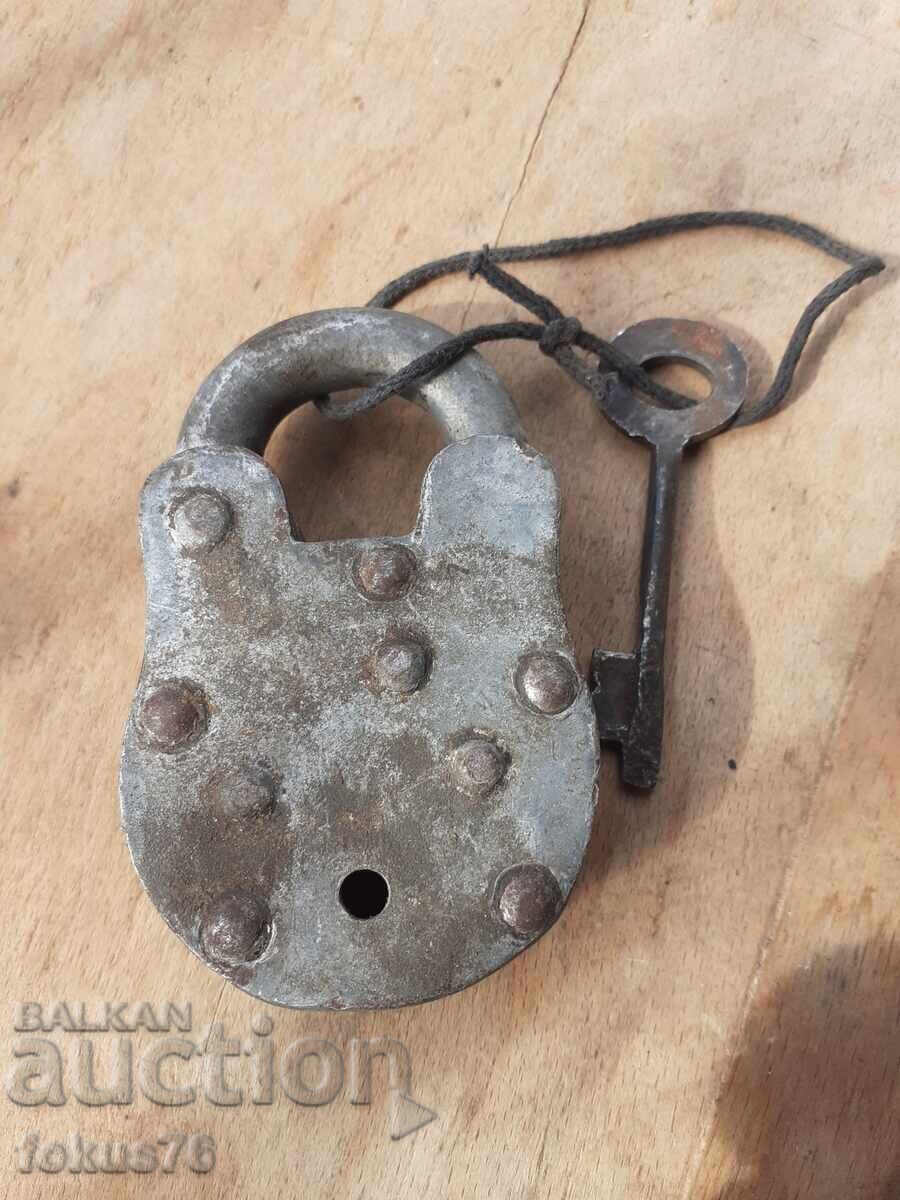 Стар кован катинар кофар катанец с ключ маркировки с цена € 29.00 | 56.72 лв.