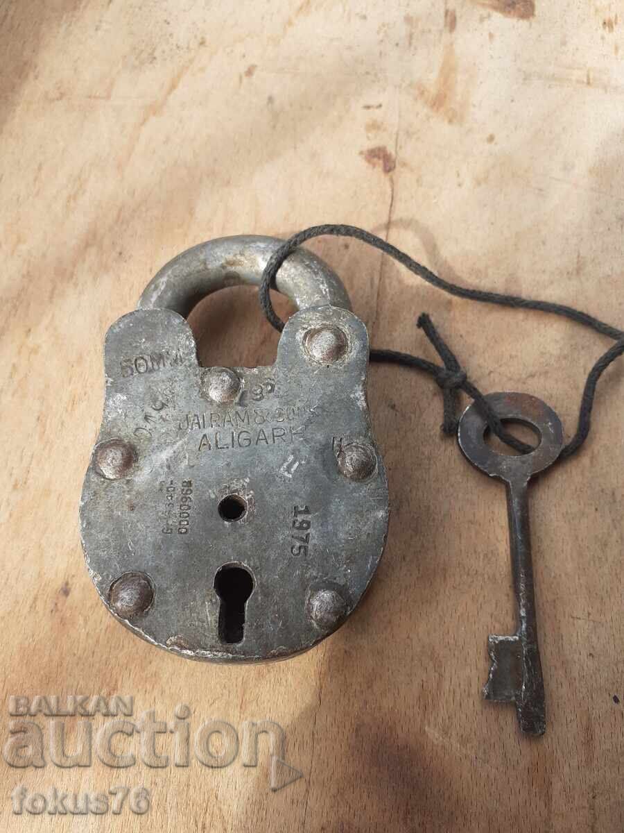 Стар кован катинар кофар катанец с ключ маркировки