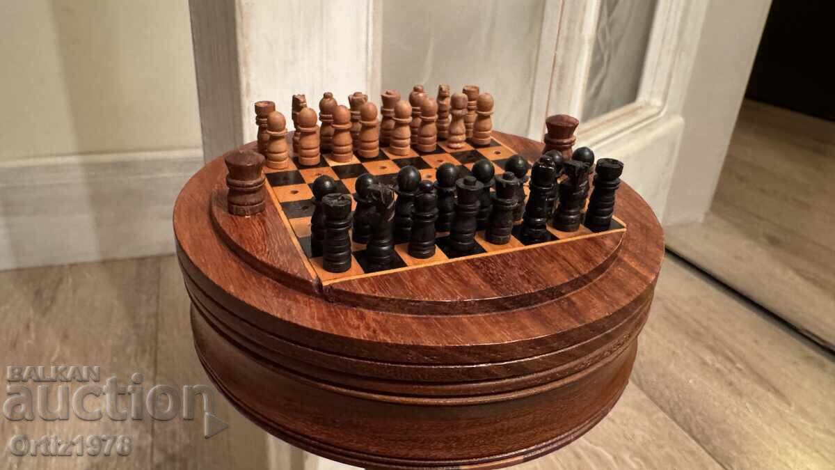 Șah vechi din lemn mic, lucrat manual! cu preț € 63.00 | 123.22 BGN