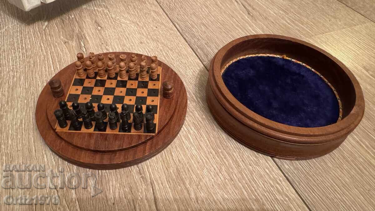 Licitație Șah vechi din lemn mic, lucrat manual!