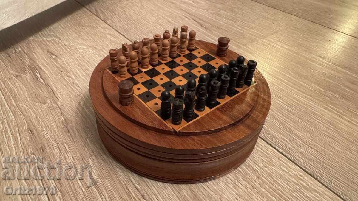 Șah vechi din lemn mic, lucrat manual!