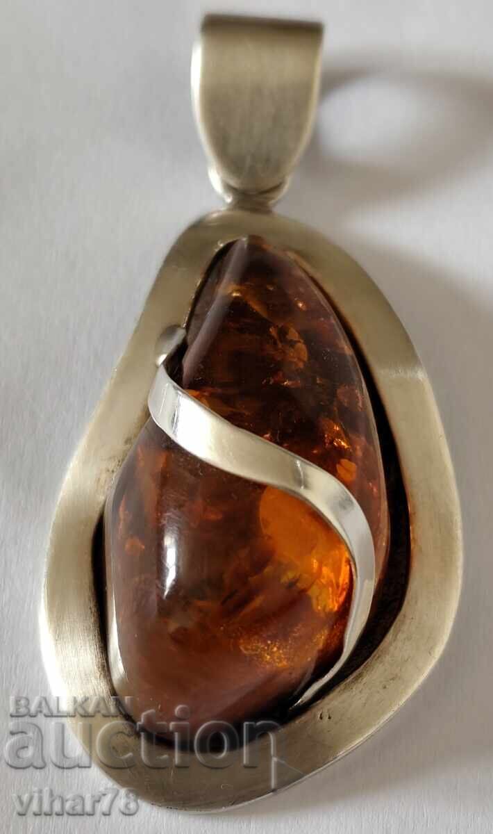 Pandantiv din argint cu chihlimbar