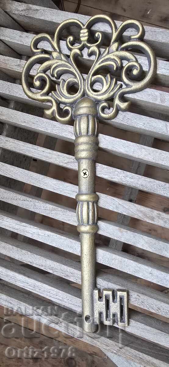 Аукцион Много голям чугунен ключ– 34см