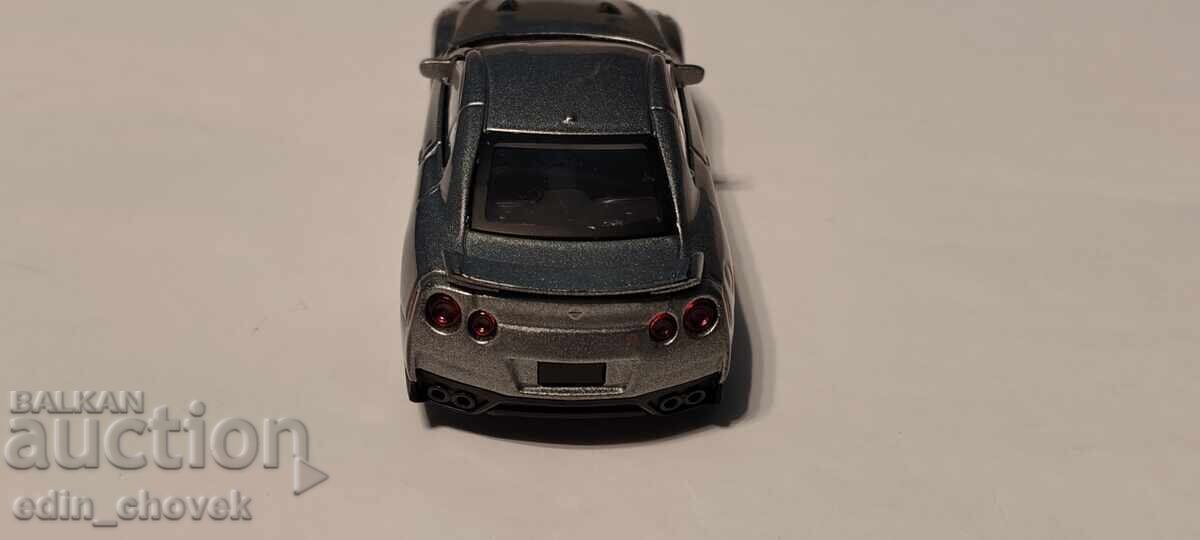 Licitație 1/43 Bburago Nissan GTR 2017