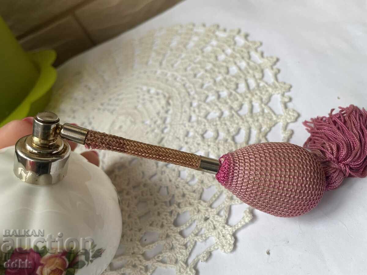 Licitație ROYAL ALBERT sticluță de parfum din porțelan de os frumos Licitație ROYAL ALBERT sticluță de parfum din porțelan de os frumos