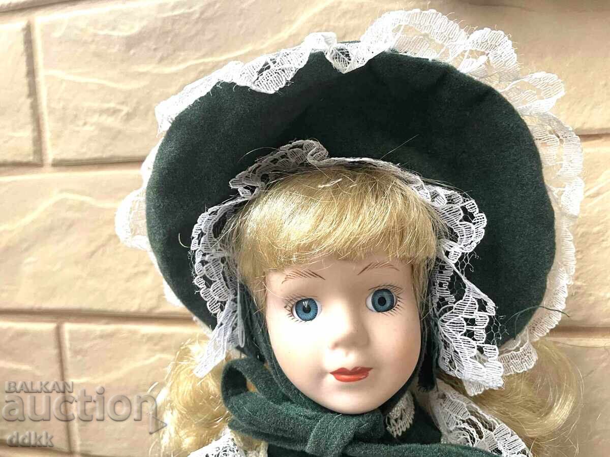 Păpușă de porțelan frumoasă din Anglia cu rochie verde închis cu preț € 15.00 | 29.34 BGN
