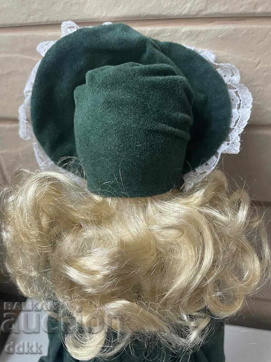 Licitație Păpușă de porțelan frumoasă din Anglia cu rochie verde închis