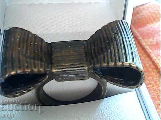 Όμορφο παλιό δαχτυλίδι