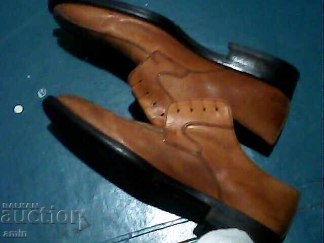 Livrarea Pantofi din piele BIANCO frumoși, ca noi, folosiți Livrarea Pantofi din piele BIANCO frumoși, ca noi, folosiți