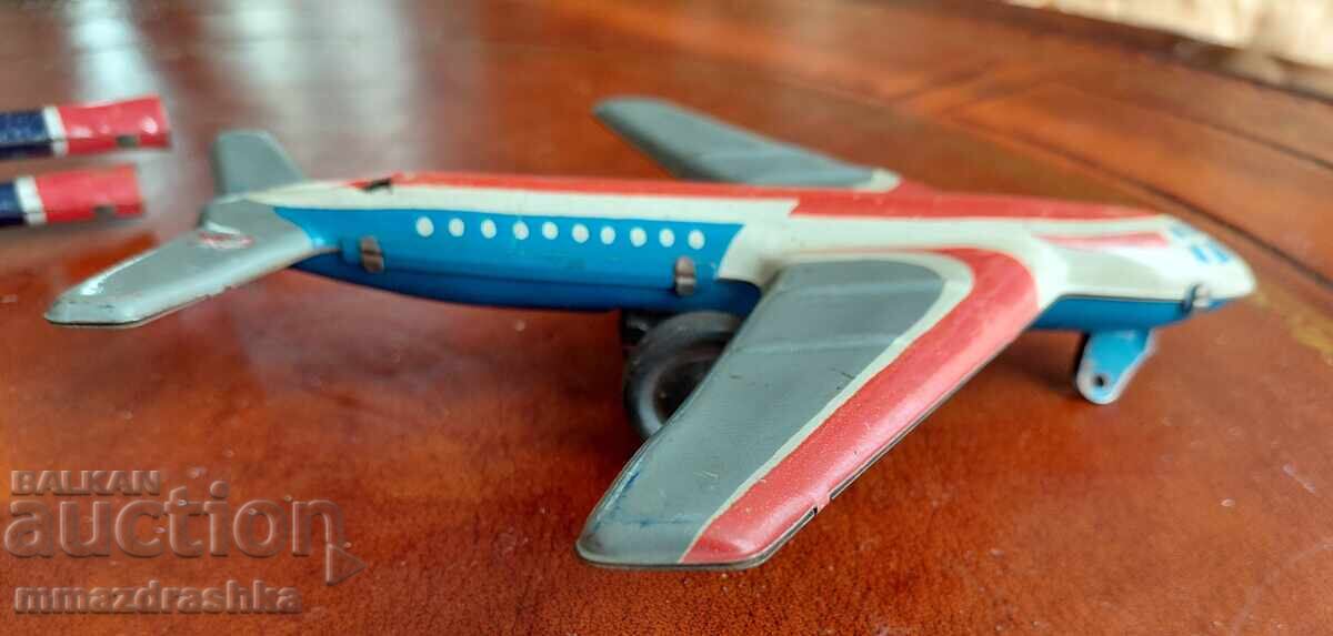 Δημοπρασία Μεταλλικό αεροπλάνο από την εποχή του σοσιαλισμού