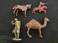 O mulțime de figurine