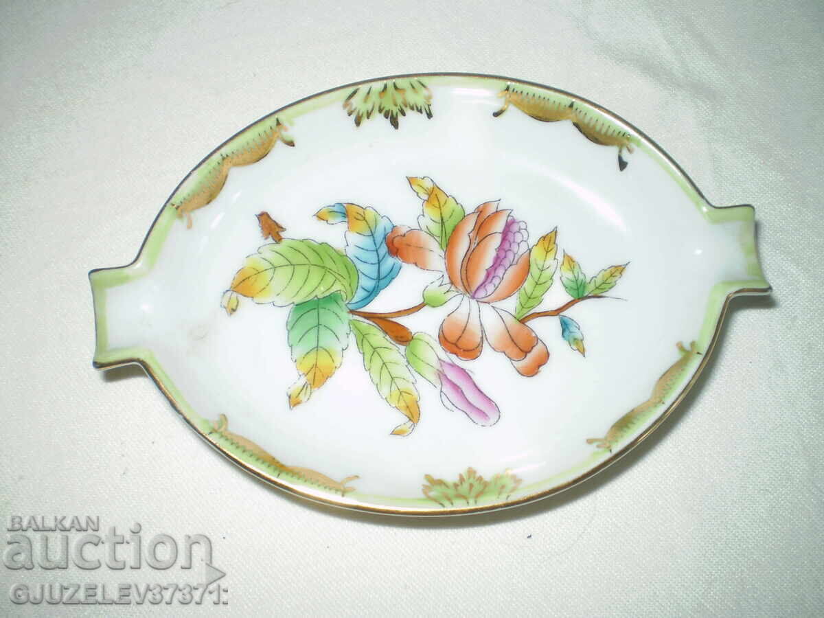 Livrarea Cenușar din porțelan de colecție, produs de marca Heren