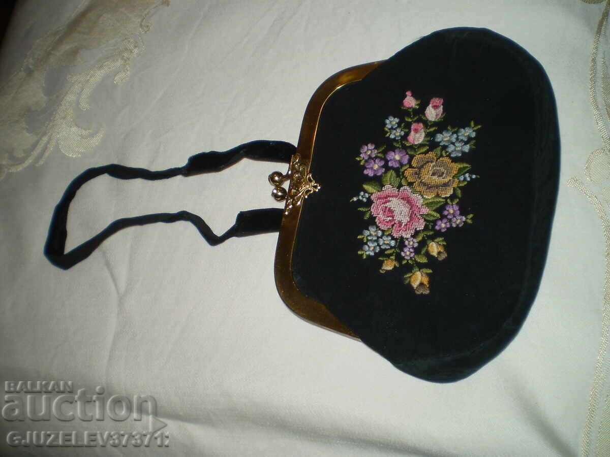 Αντίκα χειροποίητη, χειροκέντητη, μικρή μαύρη τσάντα με τιμή € 100.00 | 195.58 BGN