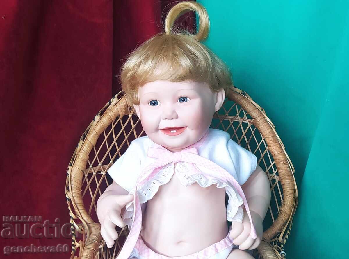 Secolul al XIX-lea Păpușă de porțelan șezând pe un scaun de răchită - 5