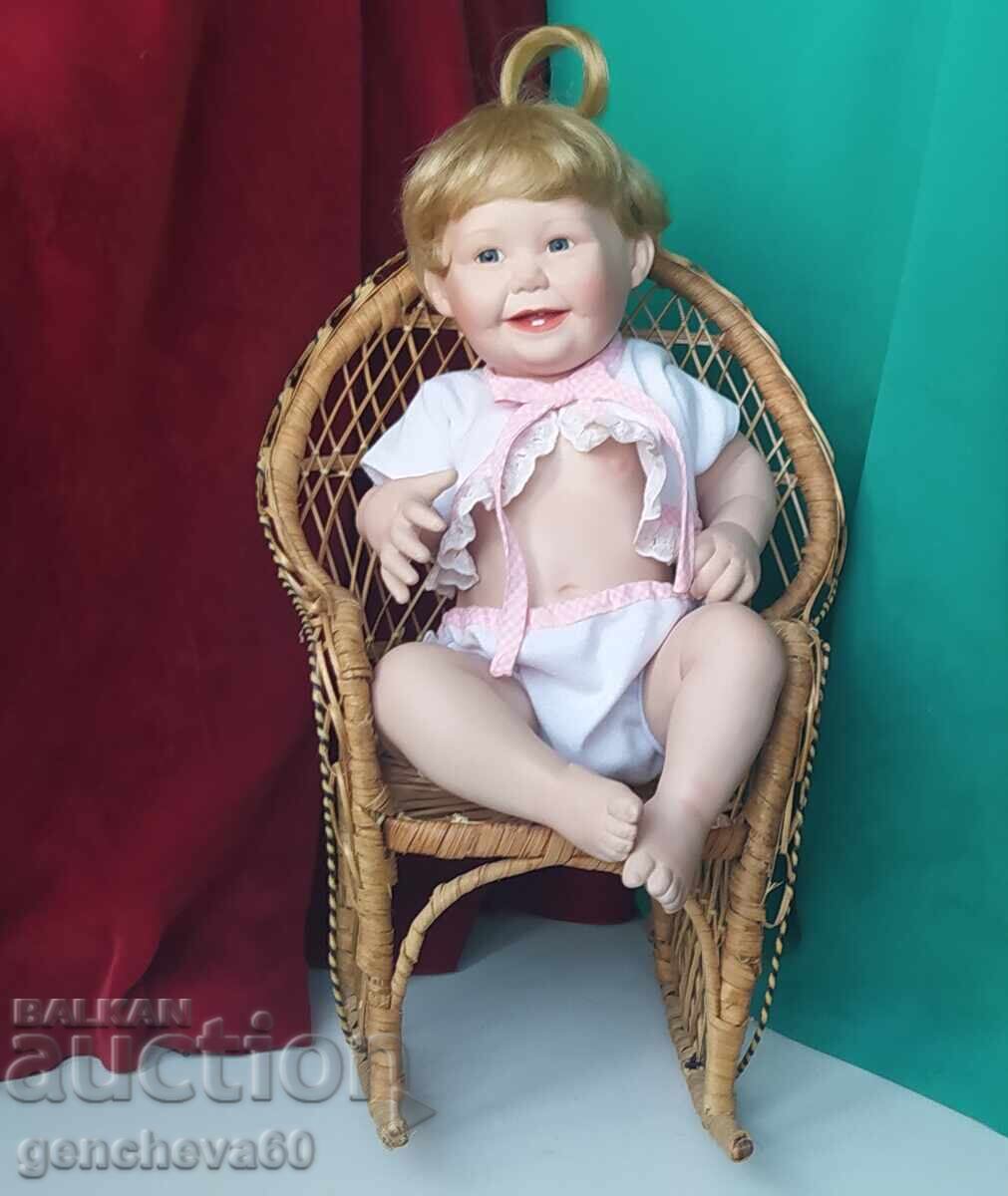 Secolul al XIX-lea Păpușă de porțelan șezând pe un scaun de răchită