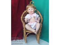 19век Порцеланова кукла седяща на стол от ракита