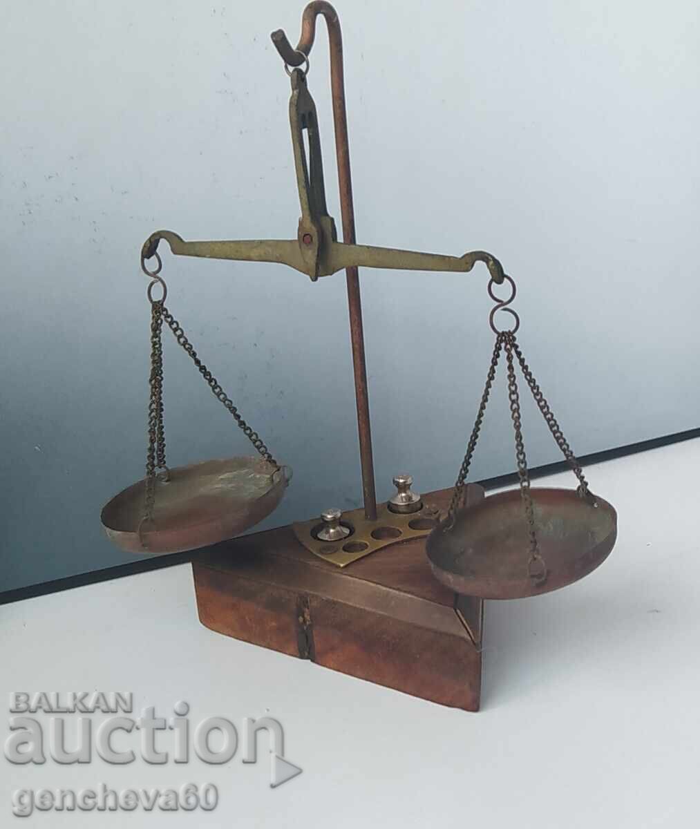 Παλιά φαρμακευτική ζυγαριά κοσμημάτων / χάλκινη