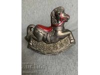 касичка за монети във формата на люлеещ се кон,
