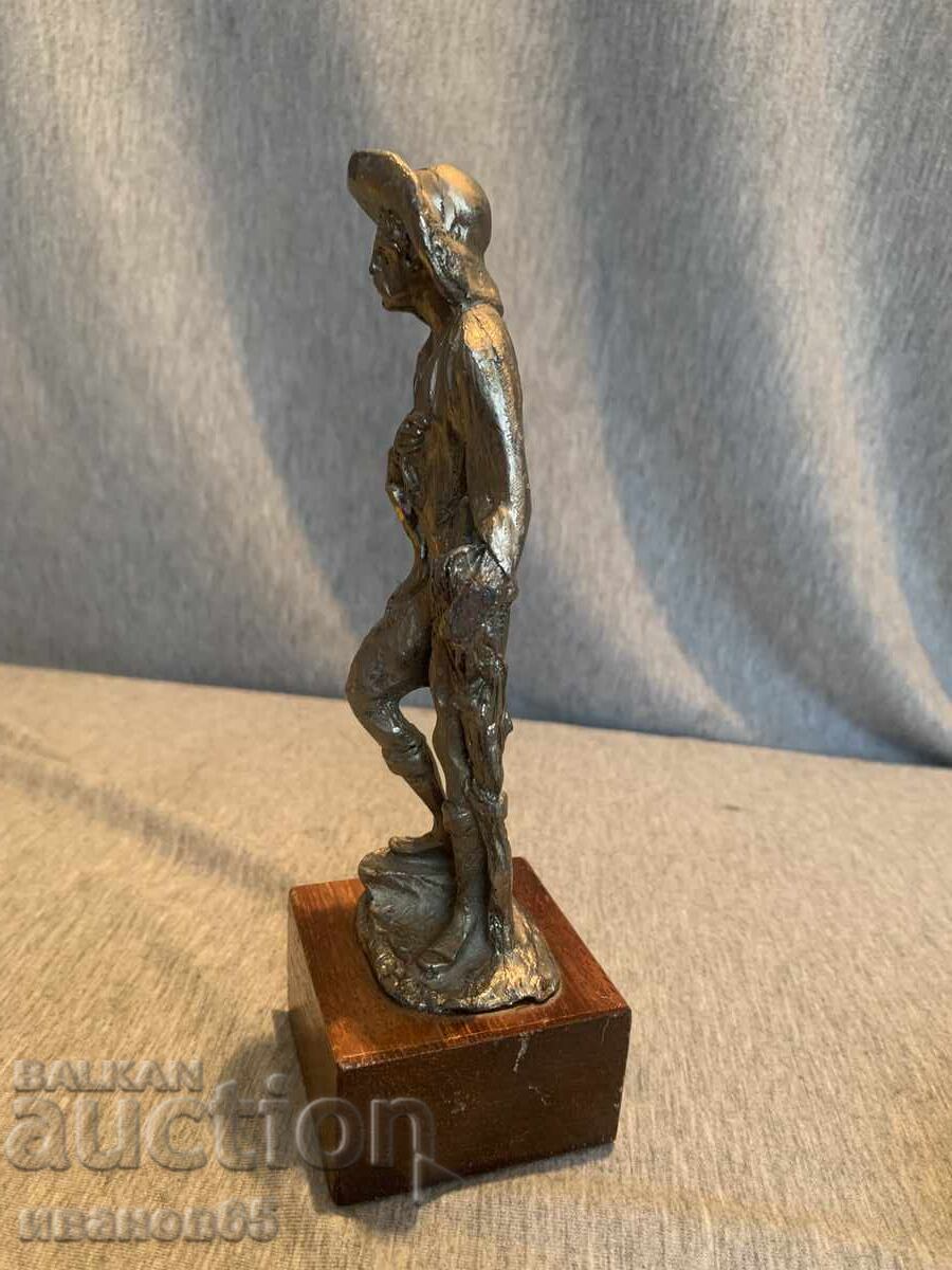 Statuetă veche de cositor a unui om cu pălărie pe un suport de lemn cu preț € 32.00 | 62.59 BGN