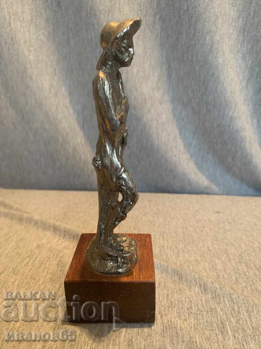 Livrarea Statuetă veche de cositor a unui om cu pălărie pe un suport de lemn