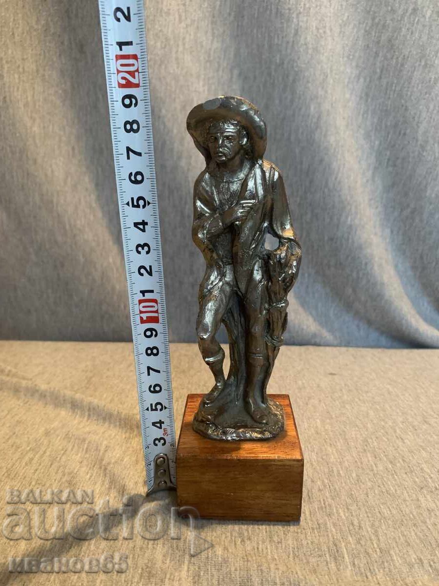 Statuetă veche de cositor a unui om cu pălărie pe un suport de lemn - 5